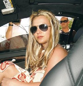 Britney Spears picture at B2V hair salon to clean up extensions on April 11th 2008