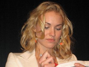 Yvonne Strahovski : devon-paley02