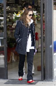 Jessica Alba photo while buying flowers in Studio CIty on April 20th 2008