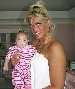 Dannielynn Birkhead : dannielynn with her mommy anna nicole smith