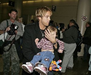 Dannielynn Birkhead : Larry Birkhead holding his baby Dannielynn