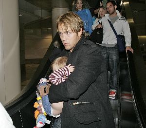 Dannielynn Birkhead : Larry Birkhead carrying his baby girl Dannielynn away from paparrazzi