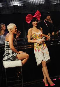 Katy Perry : on stage with singer Pink in MTV Awards