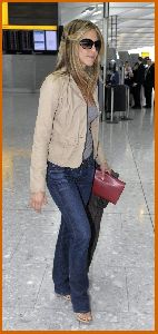 Jennifer Aniston : Jennifer Aniston - Heathrow departures lounge4 4868cc5048396