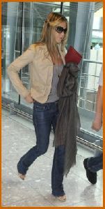 Jennifer Aniston : Jennifer Aniston - Heathrow departures lounge3 4868cd02b3c8a-t