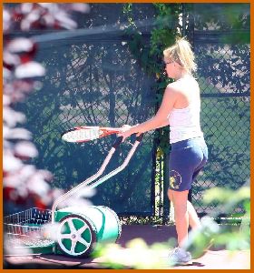 Kate Hudson : Kate Hudson   Lance Armstrong playing tennis   kissing4 485fcb3e3aecd