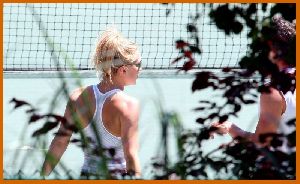 Kate Hudson : Kate Hudson   Lance Armstrong playing tennis   kissing1 485fcb3e350f2