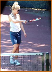 Kate Hudson : Kate Hudson   Lance Armstrong playing tennis   kissing3 485fcb3e38f8c