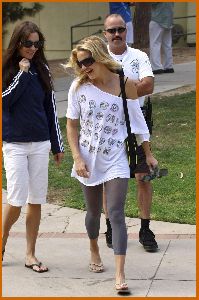 Kate Hudson : Kate Hudson   tennis court in Pacific Palisades12 4873929b7ae7a