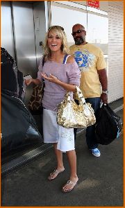 Carrie Underwood : Carrie Underwood at LAX Airport 2 488db9ea3e778