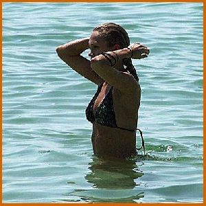 Carrie Underwood : carrie-underwood-bikini-5 48774878164a2-t