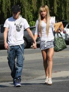 Ashley Tisdale : ashley-jared 405x538