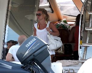 Britney Spears pictures Hanging out on a Boat on July 7th, 2008