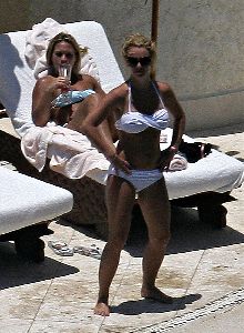 Britney Spears : Britney Spears shows off her bikini body 1  488db1dde4465