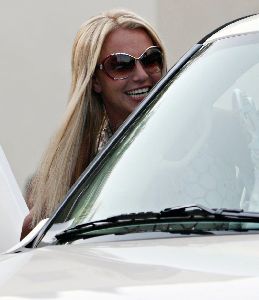 Britney Spears picture leaving the B2V Hair Salon in Beverly Hills with new extensions on July 9th 2008