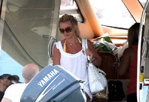 Britney Spears pictures Hanging out on a Boat on July 7th, 2008