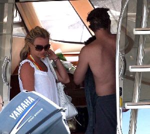 Britney Spears pictures Hanging out on a Boat on July 7th, 2008