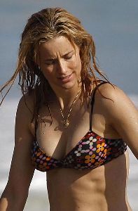 Tea Leoni : 73516 20080625-tea-leoni-bikini-tits-02 122 977lo