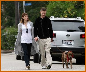 Jessica Biel : Jessica Biel and Justin Timberlake take Tina out for a walk in Brentwood1 4864fd5893934