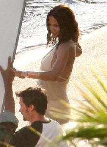 Halle Berry : halle-berry-bikini-1-04 486e38cdb986e-t