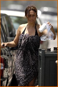 Tia Carrere : Tia Carrere shows some skin as she loads her shopping bags3 484fe7394792d