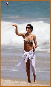 Lisa Rinna : Lisa Rinna - Bikini candids on Malibu beach with family5 486a197c3a55a