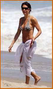 Lisa Rinna : Lisa Rinna - Bikini candids on Malibu beach with family4 486a197c38613