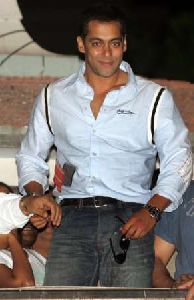 Salman Khan : r1900433080