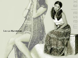 Urmila Matondkar : Urmila-Matondkar-800x600-88kb-media-147-media-124578-1193628904