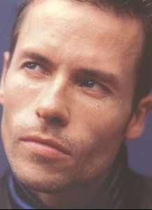 guy pearce : 19