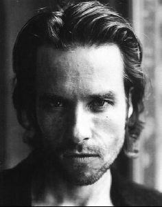 guy pearce : 29