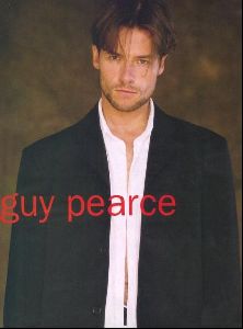 guy pearce : 33