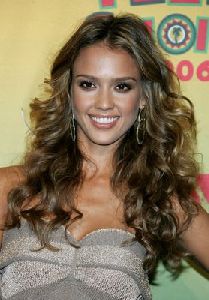 jessica alba at an awards event