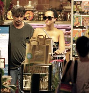 jessica alba first post partum picture while out for Grocery Shopping on June 21st 2008