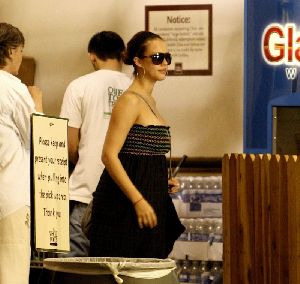 jessica alba first post partum picture while out for Grocery Shopping on June 21st 2008