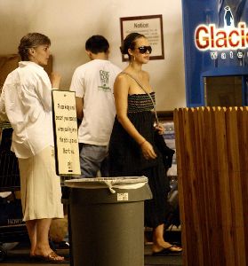 jessica alba first post partum picture while out for Grocery Shopping on June 21st 2008