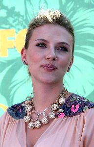 Scarlett Johansson attends the 2008 Teen Choice Awards