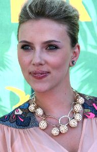 Scarlett Johansson attends the 2008 Teen Choice Awards