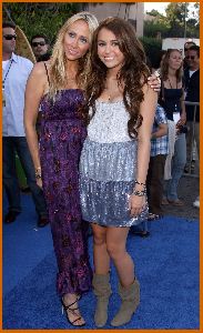 Miley Cyrus arrives to the 2008 Teen Choice Awards