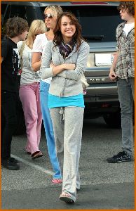 Miley Cyrus : Miley Cyrus in sweatpants heading to pet store2 484533ffb1439