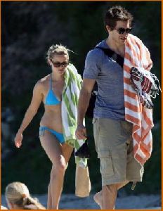 Reese Witherspoon : Reese Witherspoon Bikini Candids with Jake Gyllenhaal7 48358684d0f5b-t