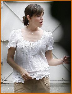 Jennifer Garner : Jennifer Garner downblouse while visiting a friend s house in LA3 48847a71e79f6