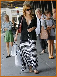 Mandy Moore : Mandy Moore walking in NY showing some deep cleavage10 486e072cf30ac