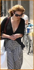 Mandy Moore : Mandy Moore walking in NY showing some deep cleavage7 486e072cecae4