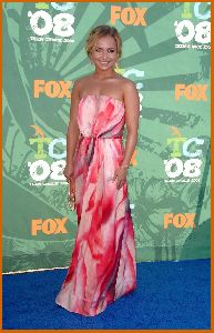 Hayden Panettiere photo wearing a patterned pinck dress at the 2008 Teen Choice Awards