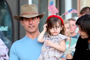 Katie Holmes : Katie Holmes with Tom Cruise and Suri walking in the streets of Telluride-04 48720d1457d4b