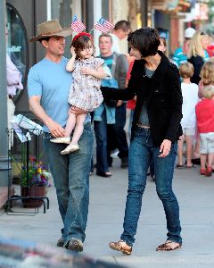 Katie Holmes : Katie Holmes with Tom Cruise and Suri walking in the streets of Telluride-05 48720d1459c73