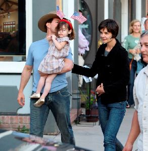 Katie Holmes : Katie Holmes with Tom Cruise and Suri walking in the streets of Telluride-02 48720d14536cc