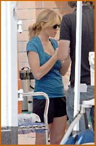 Lindsay Lohan : Lindsay Lohan smoke on set of new Film Labor Pains2 485a78888039c