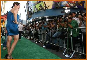 Liv Tyler : Liv Tyler lovely legshow   the Incredible Hulk premiere2 484d474f1261a-t